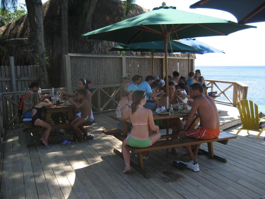 Las Rocas Resort And Dive Center West Bay Esterno foto