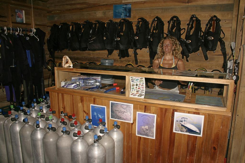 Las Rocas Resort And Dive Center West Bay Esterno foto